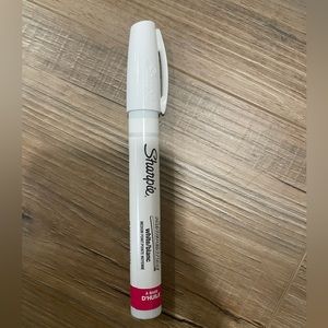 Medium Point Oil Based Paint Pen Sharpie